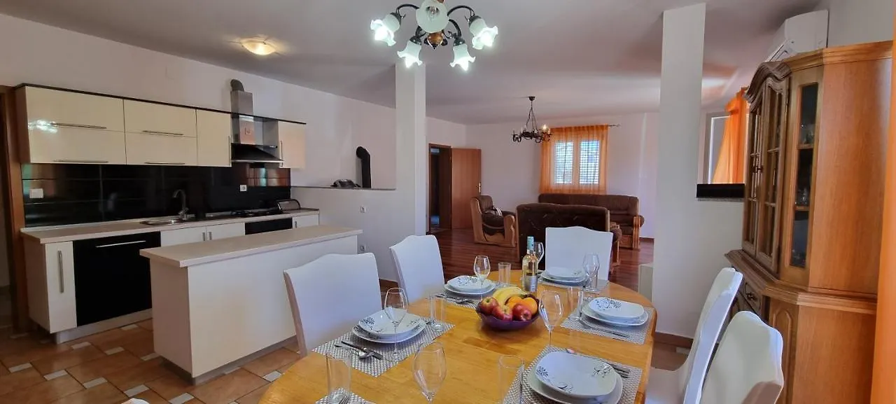 House Fortica 0*, Pula
